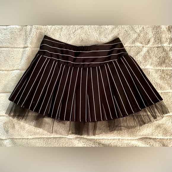 Hot Topic Dresses & Skirts - Hot Topic Pinstripe tulle skirt – size S/M